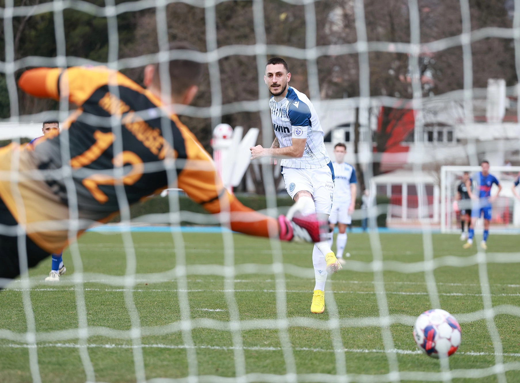 Plavi već na poluvremenu zabili šest, Boljević pogodio s pola (video)